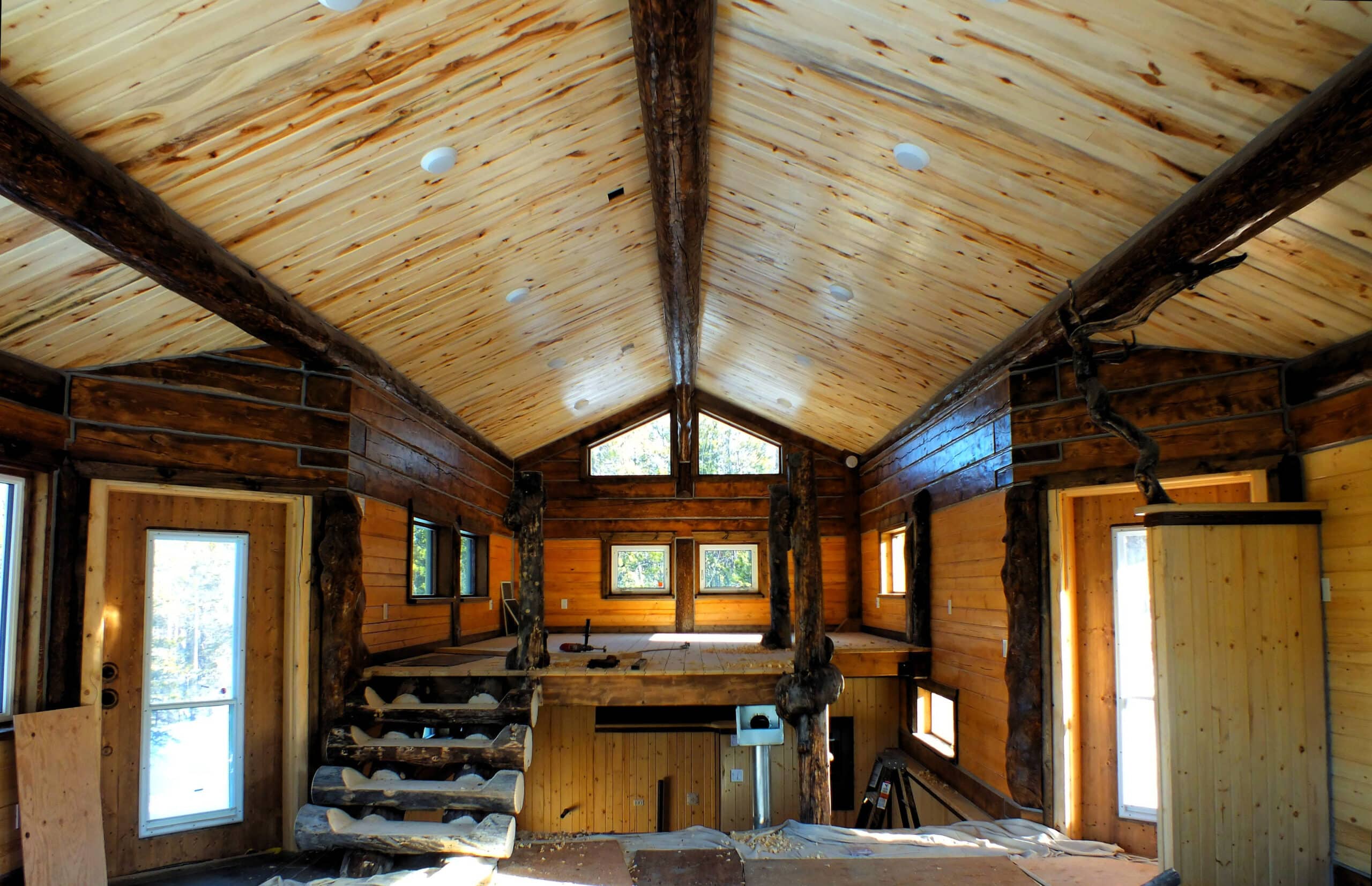 Yukon Log Homes & Cabins: Carpenter's Construction